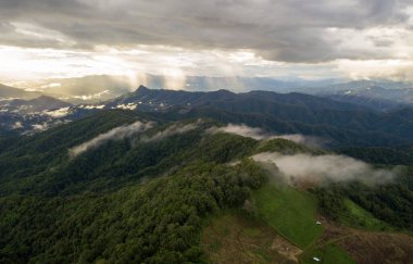 Yağmurlu dağlarda güzel bir yaz manzarası. Üst Görünüm