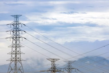 Yüksek voltajlı elektrik direğinin silueti