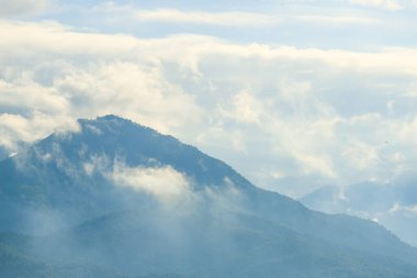 Gün batımında bulutlu renkli dramatik gökyüzü