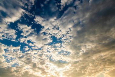 Gün batımında bulutlu renkli dramatik gökyüzü