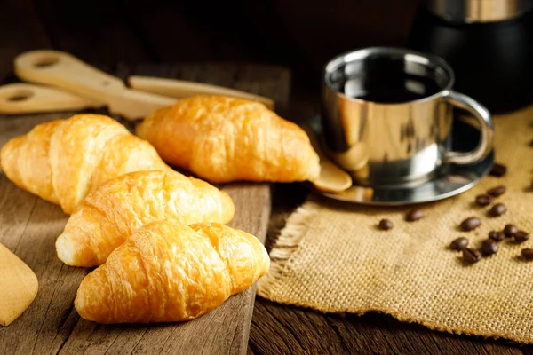 Koffie Croissants Houten Achtergrond Bovenaanzicht — Stockfoto