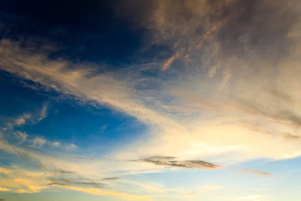 Kleurrijke Dramatische Hemel Met Wolk Bij Zonsondergang — Stockfoto