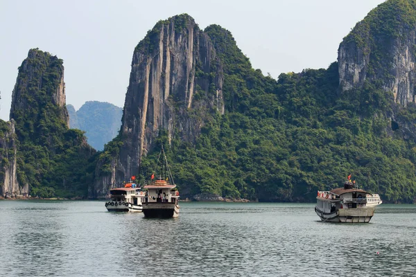 Sziklaszigetek Közelében Úszó Falu Halong Bay Gyönyörű Tengeri Táj Long — Stock Fotó