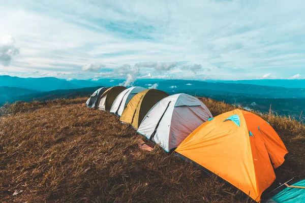 Dağlarda Kamp Yapan Turist Çadırı — Stok fotoğraf