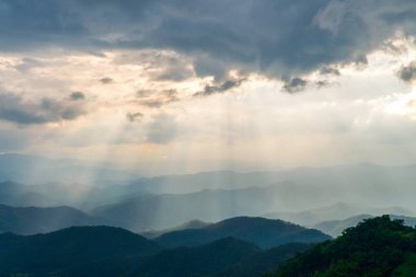 Dağ Katmanıyla Sabah Buğusu manzarası. Kırsal orman ormanlarında dağ sırtı ve bulutlar