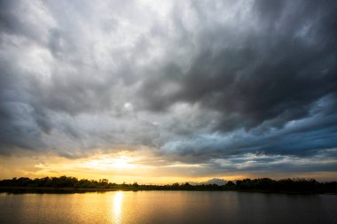 Gün batımında bulutlu renkli dramatik gökyüzü