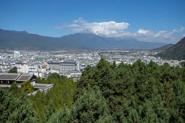 Yeşim Ejder Kar Dağı ve Suocui Köprüsü 'nün güzel manzarası Jade Spring Park' taki Kara Ejder Havuzu üzerinde, Lijiang, Yunnan