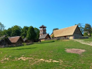 Antik ahşap evler, aşağıdan manzara, açık hava müzesi, arkeoskanzen Modra, görüntü