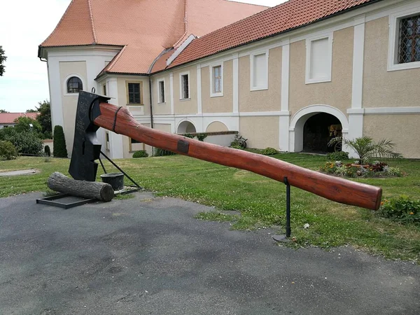 Çek Cumhuriyeti Konice Kalesi Nin Önünde Büyük Bir Balta Arka — Stok fotoğraf