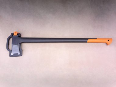 Korumalı balta, plastik saplı, gri gölgeli arka plan, görüntü