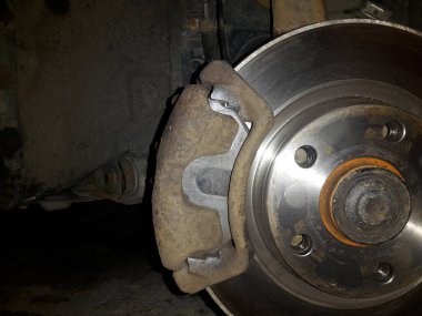 Sol taraftan detaylı görüntüde fren diski ve fren yastığı