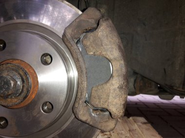 Sağ taraftan detaylı görüntüde fren diski ve fren yastığı