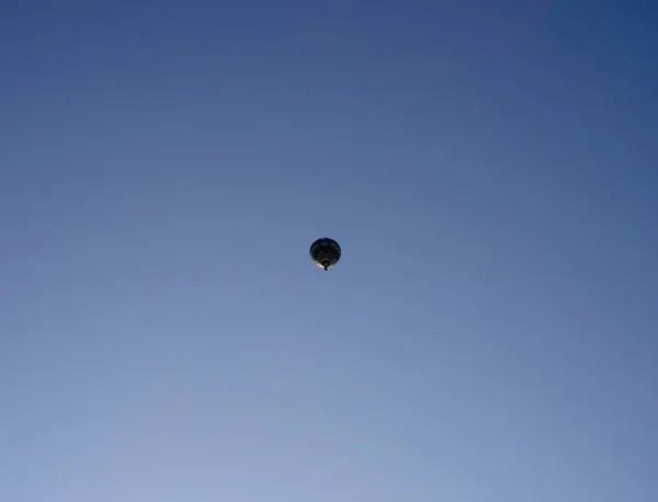 Μπαλόνι Θερμού Αέρα Πετά Στον Γαλάζιο Ουρανό Μακριά Εικόνα — Φωτογραφία Αρχείου