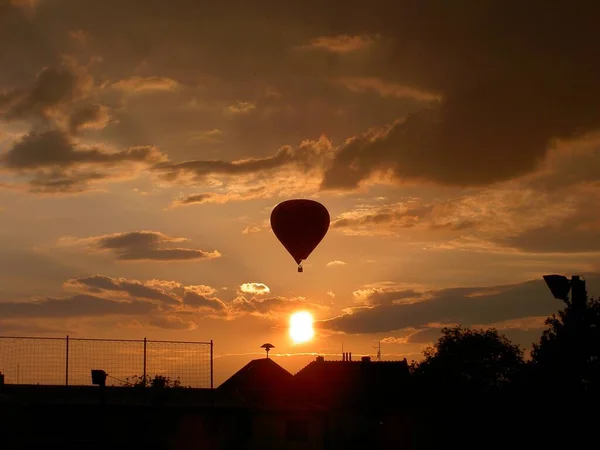 Μπαλόνι Επιπλέει Στον Ουρανό Βράδυ Σύννεφα Εικόνα — Φωτογραφία Αρχείου