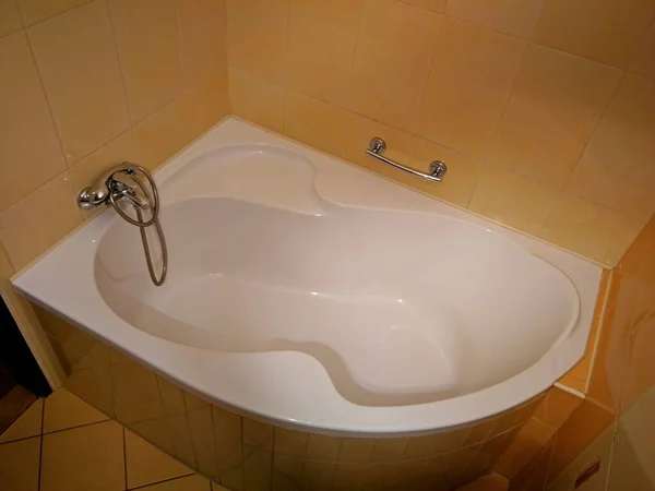 Bad Badezimmer Mit Orangefarbenen Fliesen Wasserhahn Dusche Und Handlauf Image — Stockfoto