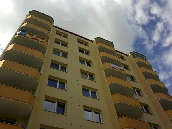 Bloque Pisos Mirando Desde Abajo Con Balcones Fondo Cielo Imagen — Foto de Stock