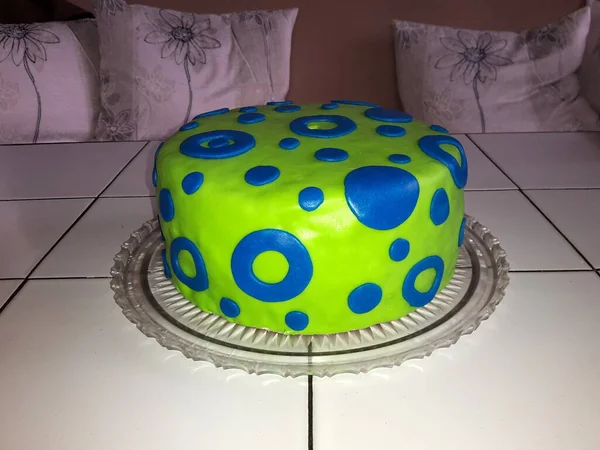 Tort Urodzinowy Okrągły Oszklone Zielone Niebieskie Dekoracje Umieszczone Tacy Szklanej — Zdjęcie stockowe