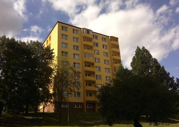 Block Lägenheter Med Balkonger Omgiven Träd Och Himmel Bakgrund Bild — Stockfoto