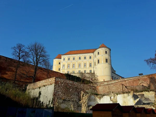Château Sur Colline Sous Les Murs Démolis Des Maisons Image — Photo