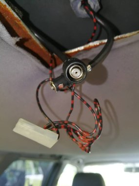 Araba anteni arabanın çatısından sarkıyor, yakın plan, görüntü