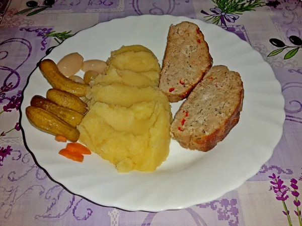 Κεραμικό Πιάτο Ρολό Κιμά Πουρέ Πατάτας Αγγούρι Κρεμμύδι Και Καρότο — Φωτογραφία Αρχείου