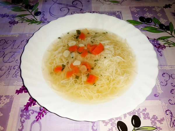 Prato Cerâmico Sopa Macarrão Com Cenoura Alho Tudo Uma Toalha — Fotografia de Stock