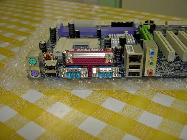 古いコンピュータのマザーボード コネクタ付き スロットやその他の部品 — ストック写真