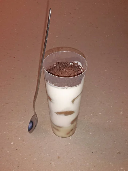 Crisol Relleno Con Pudín Galletas Esponja Cubierto Con Chocolate Rallado — Foto de Stock