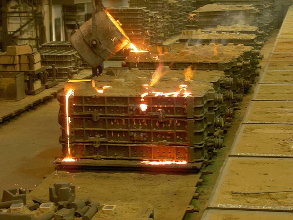 Metali kalıba dökerken dökümhane, 0, resim 