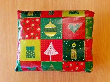 Kağıda sarılmış Noel hediyeleri, ahşap dekorla bir masaya yatırılmış, görüntü.