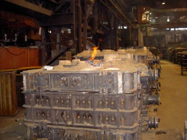 Dökümhanede kalıp, döküm metali, görüntü 