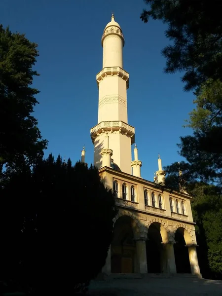 Minaret Dans Région Lednice Valtice Vue Encadrée Par Des Arbres — Photo