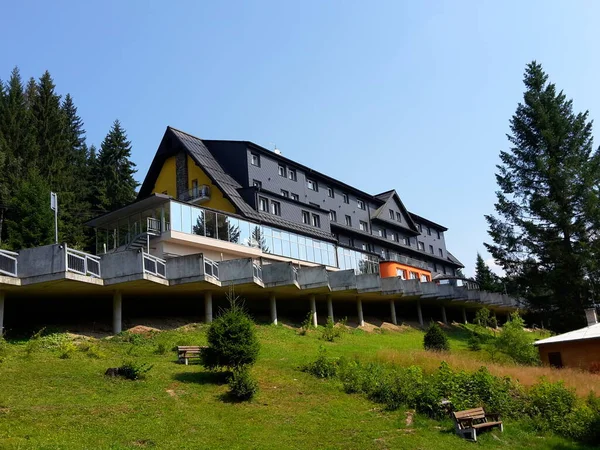 Mountain Ξενοδοχείο Lanterna Velke Karlovice Όπως Φαίνεται Από Κάτω Εικόνα — Φωτογραφία Αρχείου
