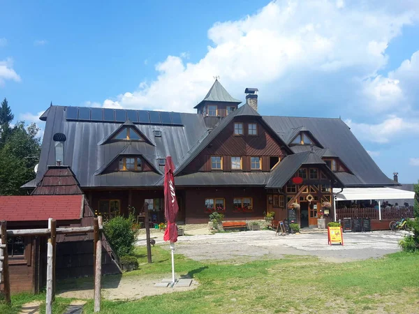 Horský Hotel Dřevěnou Fasádou Cínovou Střechou Létě Česká Republika Image — Stock fotografie