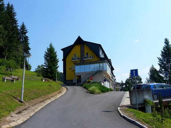 山のホテルLanterna Velke Karlovice側から見た — ストック写真