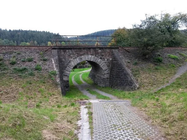 Paso Subterráneo Piedra Vieja Bajo Vía Férrea Imagen —  Fotos de Stock