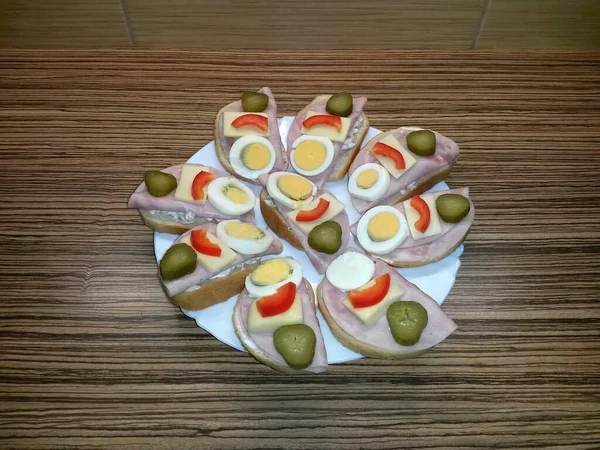 开盘三明治 配上沙拉 胡椒和黄瓜 — 图库照片