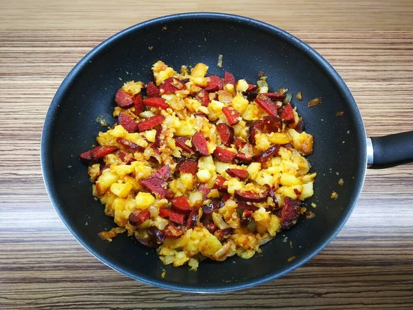 Casserole Avec Nourriture Frite Pommes Terre Saucisse Oignon Image — Photo