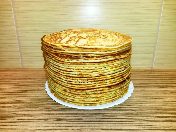 Pannenkoeken Wit Porseleinen Bord Veel Pannenkoeken Zijaanzicht Afbeelding — Stockfoto