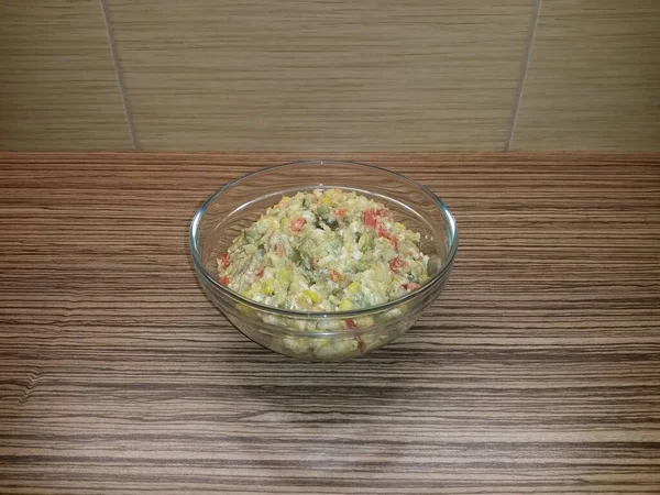 土豆沙拉 配上蔬菜 鸡蛋和橄榄油 放在玻璃碗里 — 图库照片