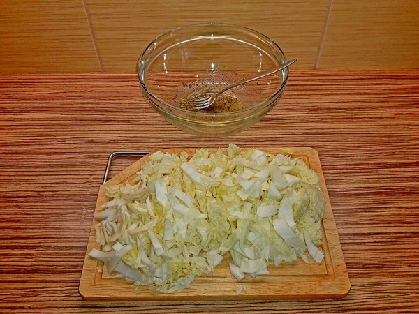 Preparazione Insalata Cavolo Tagliato Tagliere Legno Prima Metterlo Una Ciotola — Foto Stock