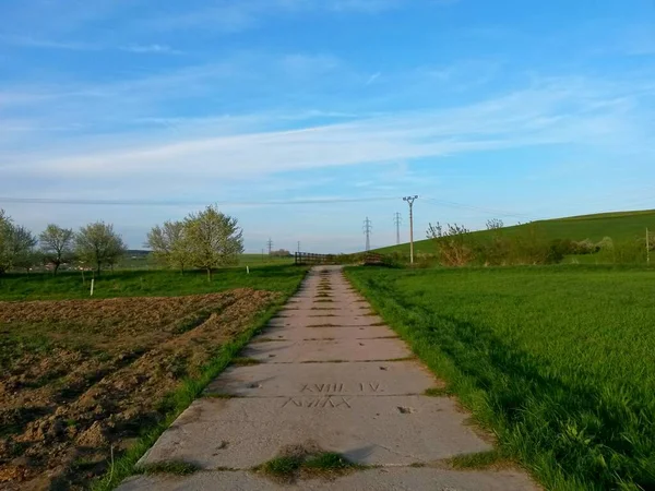 Strada Fatta Pannelli Cemento Tra Campi Passando Sopra Ponte Cielo — Foto Stock