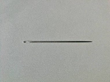 El dikimi için çelik iğne, gri bir arka plan, görüntü.