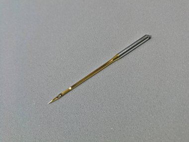 Mekanik dikiş makinesi için çelik iğne, gümüş ve altın rengi var, resim