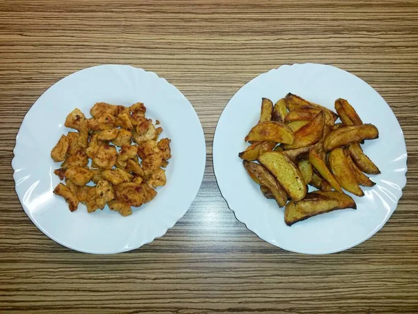 Viande Rôtie Pommes Terre Sur Des Assiettes Porcelaine Blanche Image — Photo