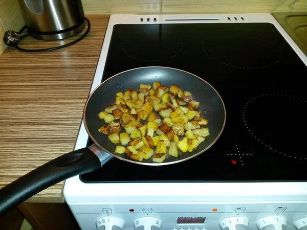 Assar Batatas Uma Panela Fogão Uma Placa Cerâmica Imagem — Fotografia de Stock