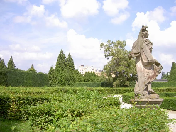 Estátua Uma Mulher Homem Parque Castelo Fundo Castelo Lednice República — Fotografia de Stock