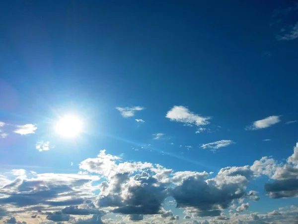 Sol Com Efeito Luz Céu Azul Abaixo Dele Nuvens Iluminadas — Fotografia de Stock