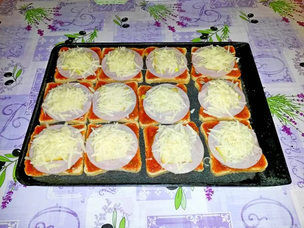 Pizza Pane Tostato Con Pomodoro Cipolla Prosciutto Formaggio Teglia Prima — Foto Stock