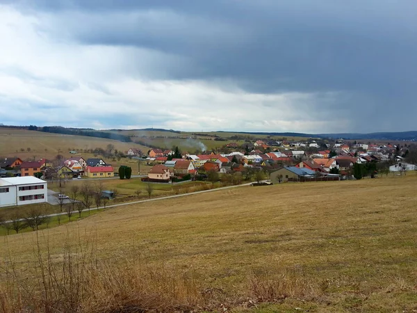 春のチェコ共和国の典型的な村 部分的に曇りの空 — ストック写真
